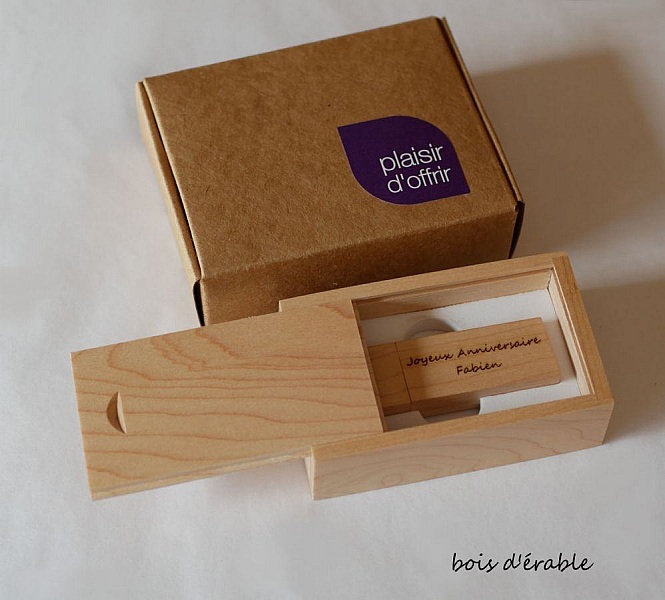 32GB Usb-stick i en l&ouml;nnl&aring;da som du kan anpassa