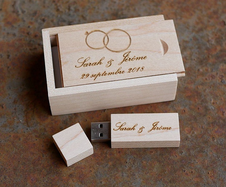 32GB Usb-stick i en l&ouml;nnl&aring;da som du kan anpassa