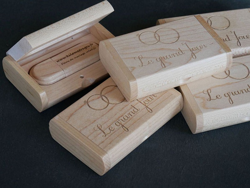 32 GB 2.0 USB-flashenhet i ett anpassat fodral i l&ouml;nntr&auml;