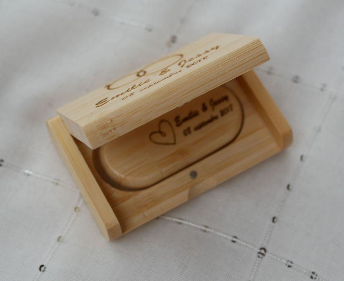 32 GB USB-minne i bambu 2.0 i specialanpassat fodral