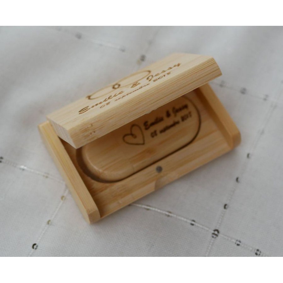32 GB USB-minne i bambu 2.0 i specialanpassat fodral