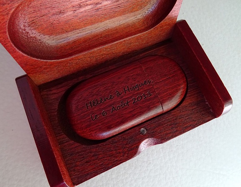 32 GB 3.0 USB-minne i r&ouml;tt tr&auml; i gravyrl&aring;da