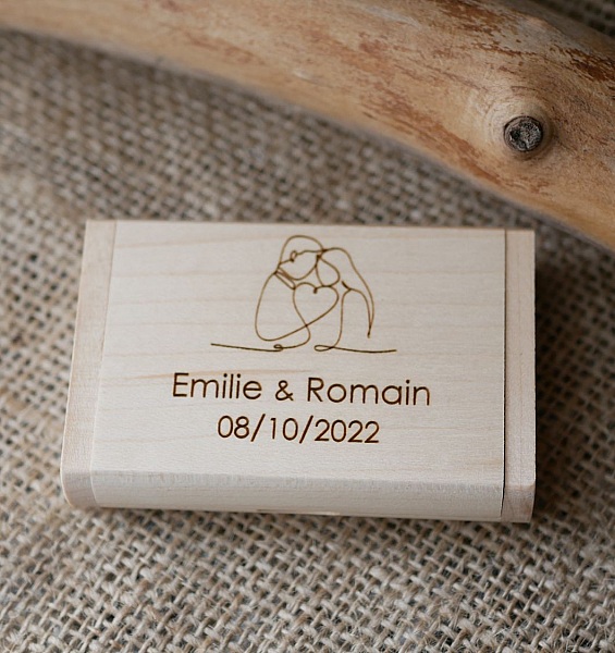 32 GB 2.0 USB-flashenhet i ett anpassat fodral i l&ouml;nntr&auml;