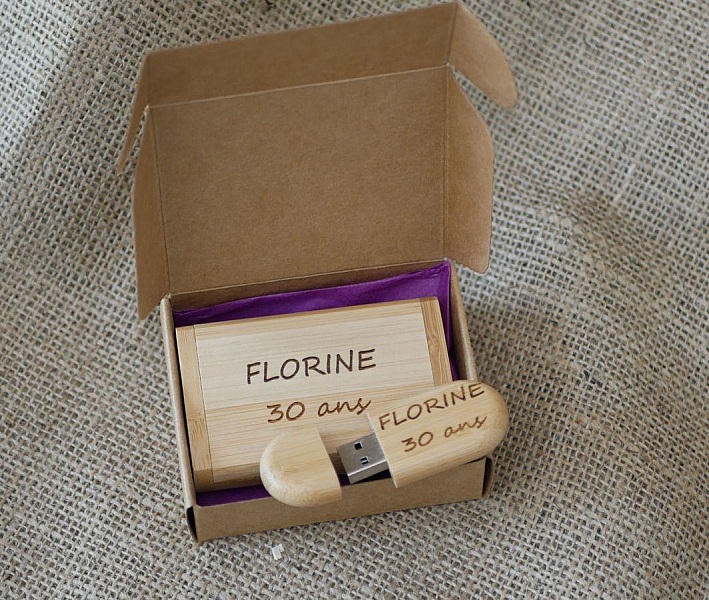 64 GB 3.0 USB-flashenhet i ett anpassat fodral av l&ouml;nntr&auml; i ljust l&ouml;nntr&auml;