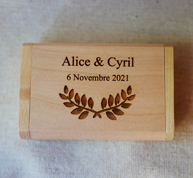 32 GB 2.0 USB-flashenhet i ett anpassat fodral i l&ouml;nntr&auml;