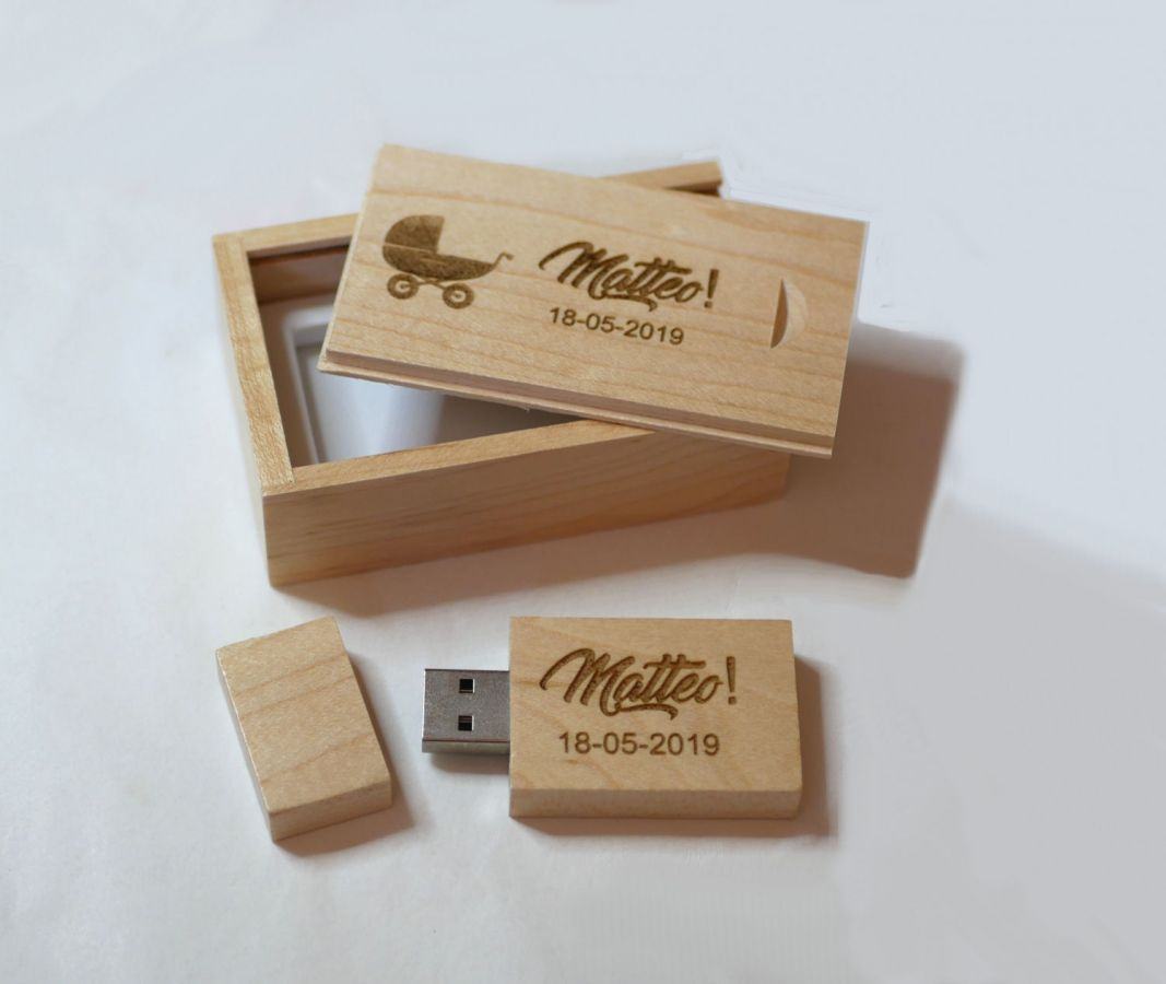 32GB Usb-stick i en lönnlåda som du kan anpassa