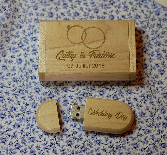 32 GB USB-minne i bambu 2.0 i specialanpassat fodral