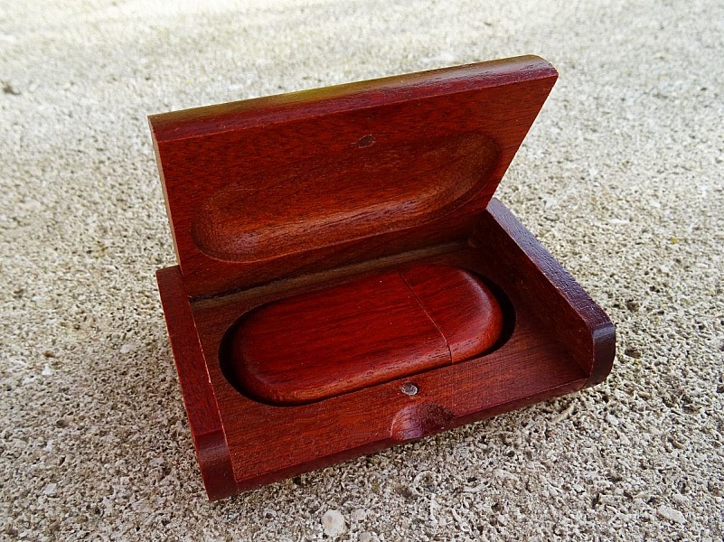 32 GB 3.0 USB-minne i r&ouml;tt tr&auml; i gravyrl&aring;da