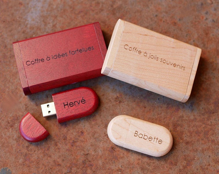 32 GB 3.0 USB-minne i r&ouml;tt tr&auml; i gravyrl&aring;da