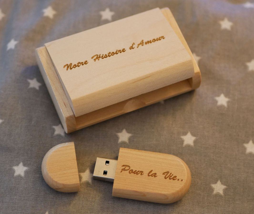 32 GB 2.0 USB-flashenhet i ett anpassat fodral i lönnträ