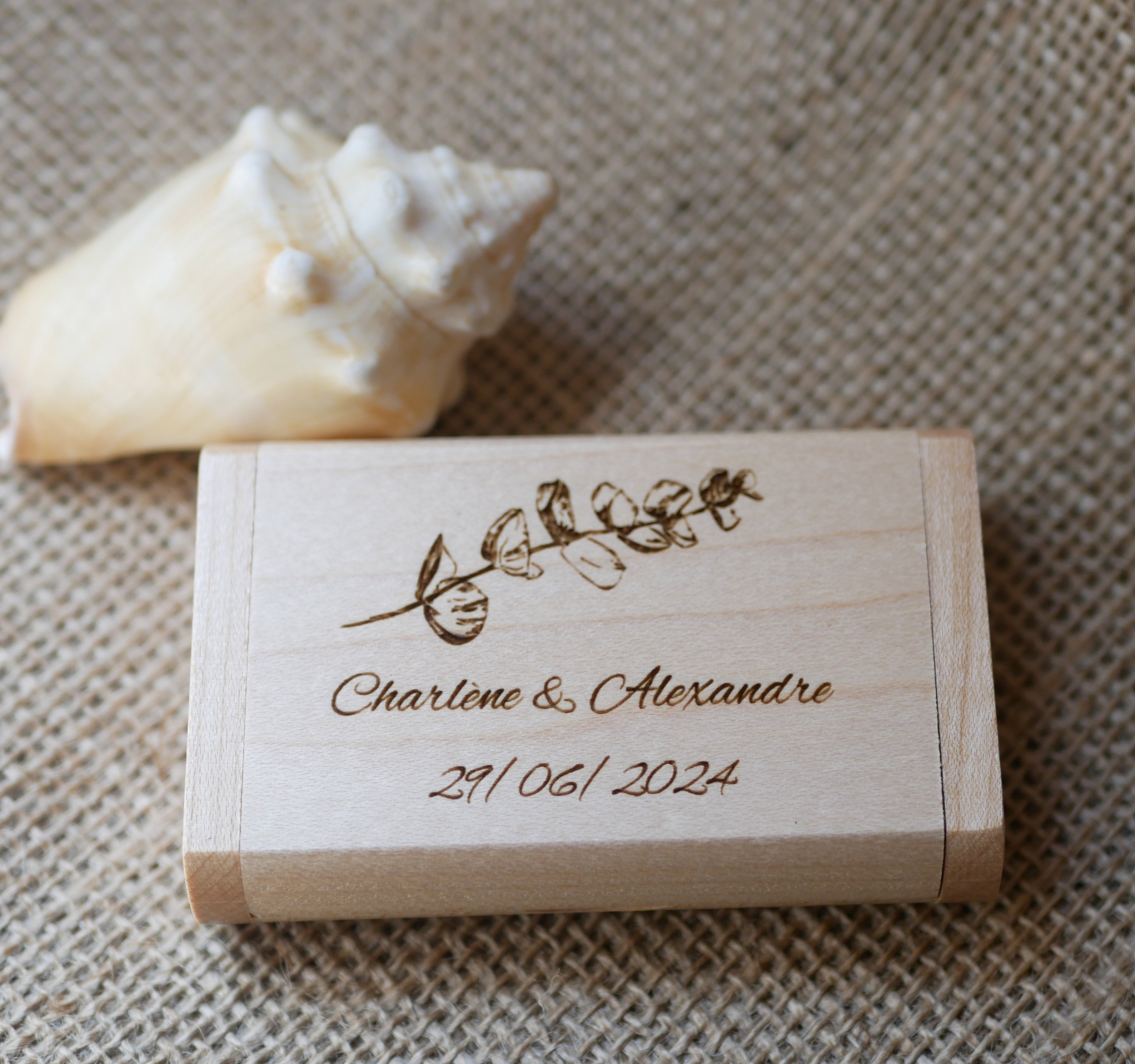 32 GB 3.0 USB-minne i personligt fodral av ljust l&ouml;nntr&auml;