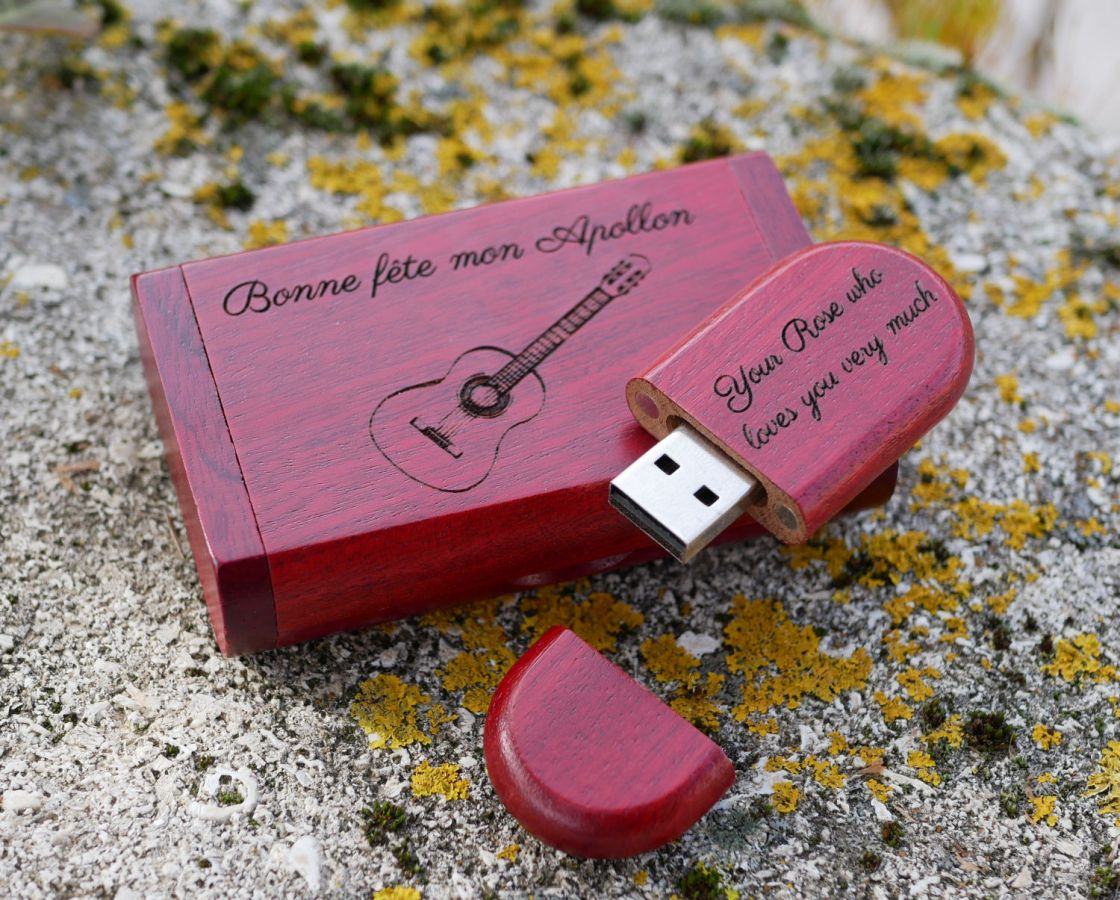 32 GB 3.0 USB-minne i rött trä i gravyrlåda