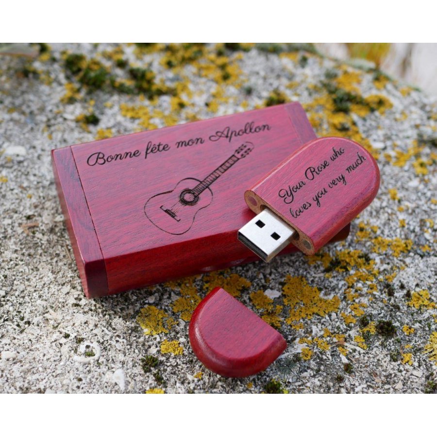 32 GB 3.0 USB-minne i rött trä i gravyrlåda