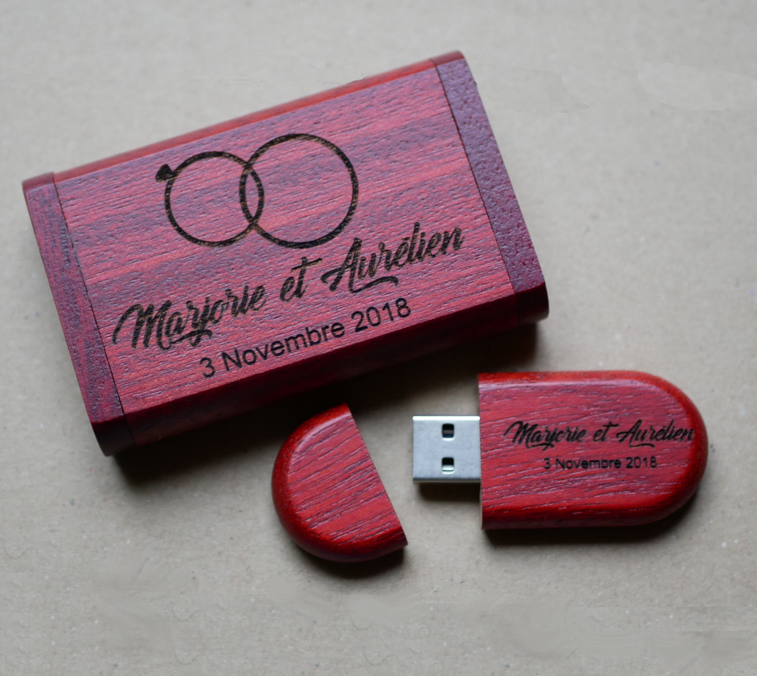 32 GB 3.0 USB-minne i rött trä i gravyrlåda
