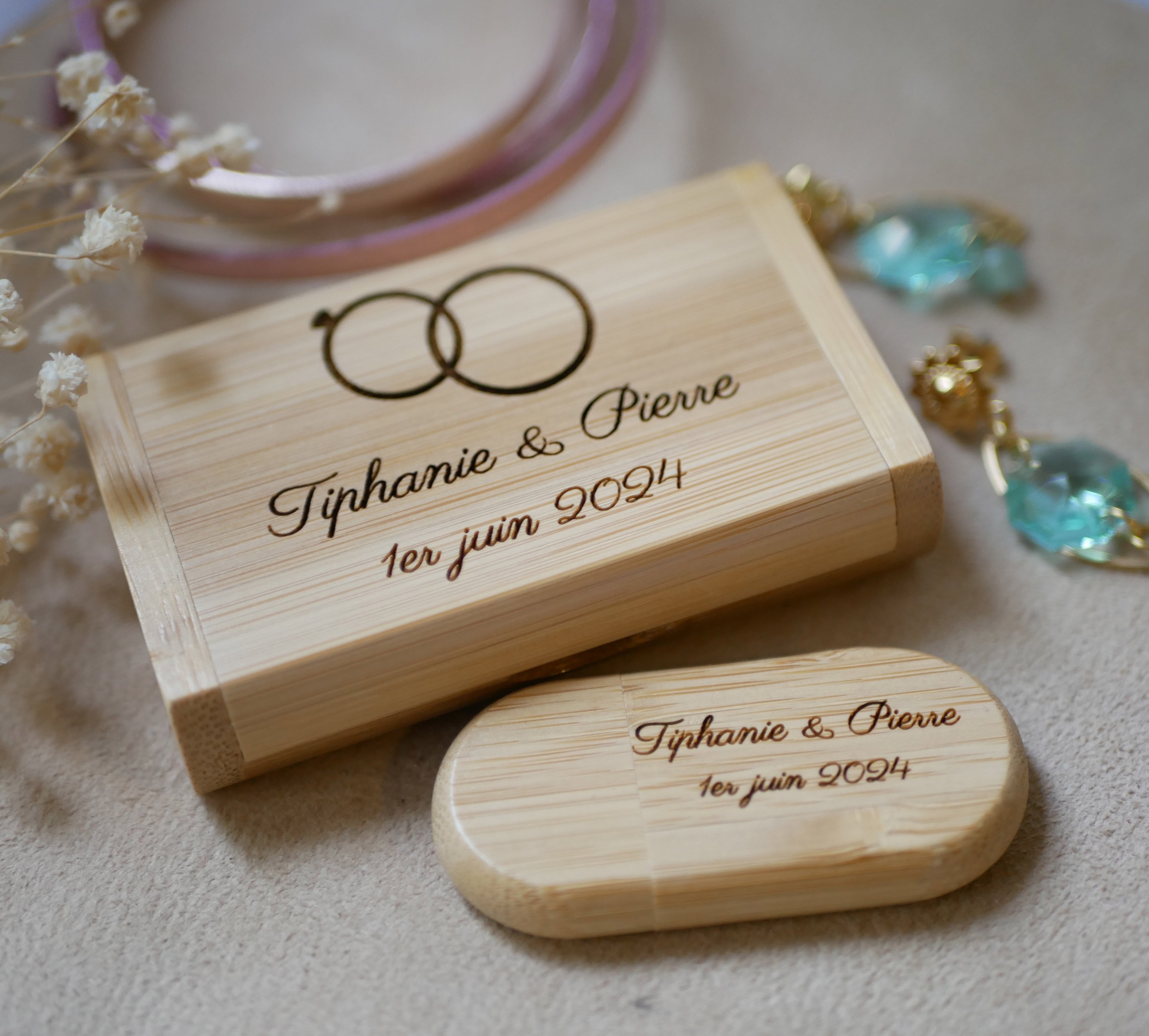 32 GB 3.0 USB-minne i personligt fodral av ljust l&ouml;nntr&auml;