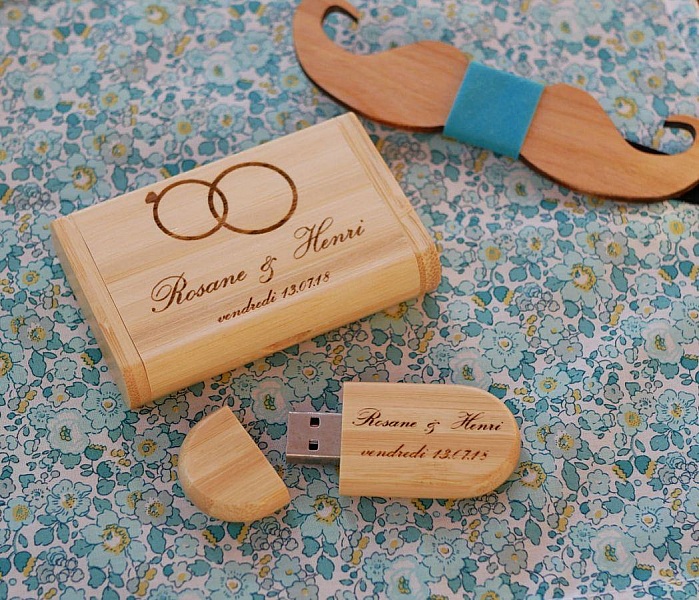 32 GB USB-minne i bambu 2.0 i specialanpassat fodral