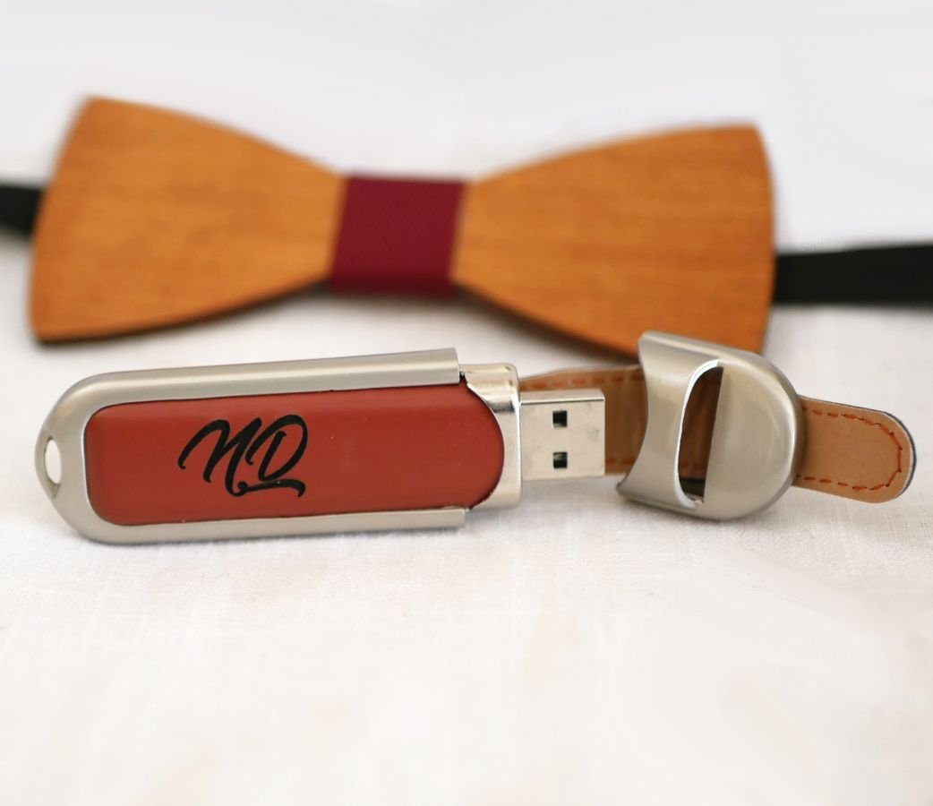 32 Gb USB-nyckel i brunt läderfodral för personlig anpassning