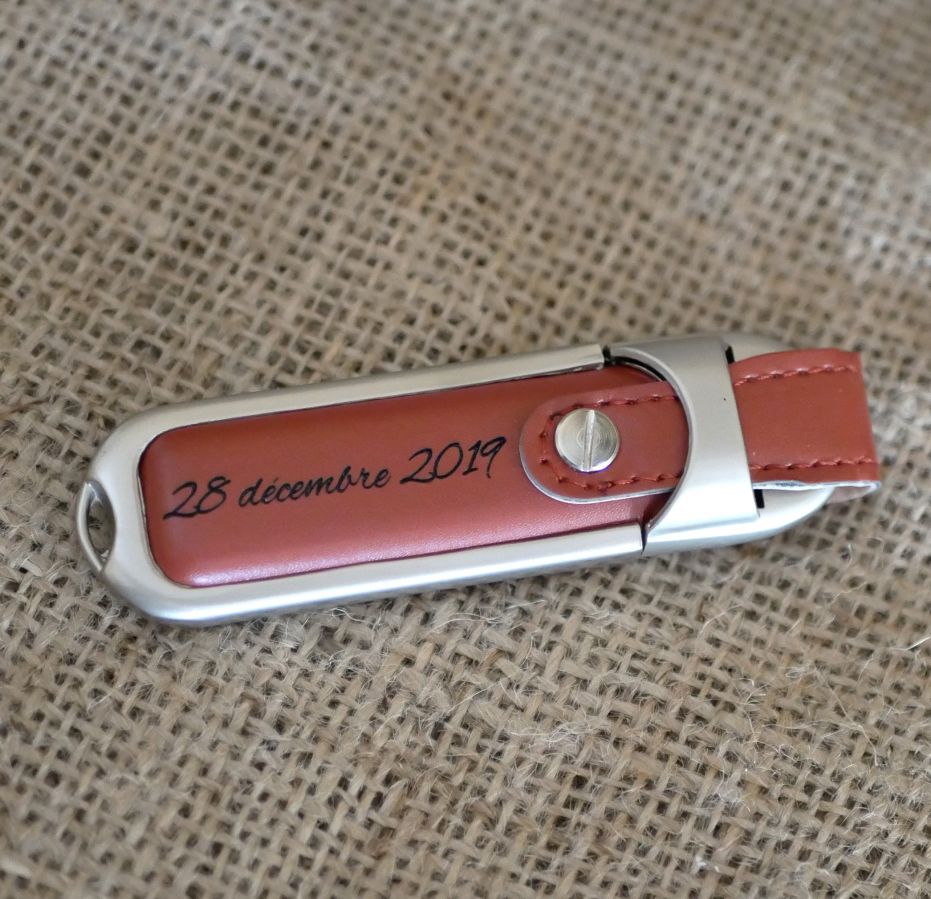 32 Gb USB-nyckel i brunt läderfodral för personlig anpassning