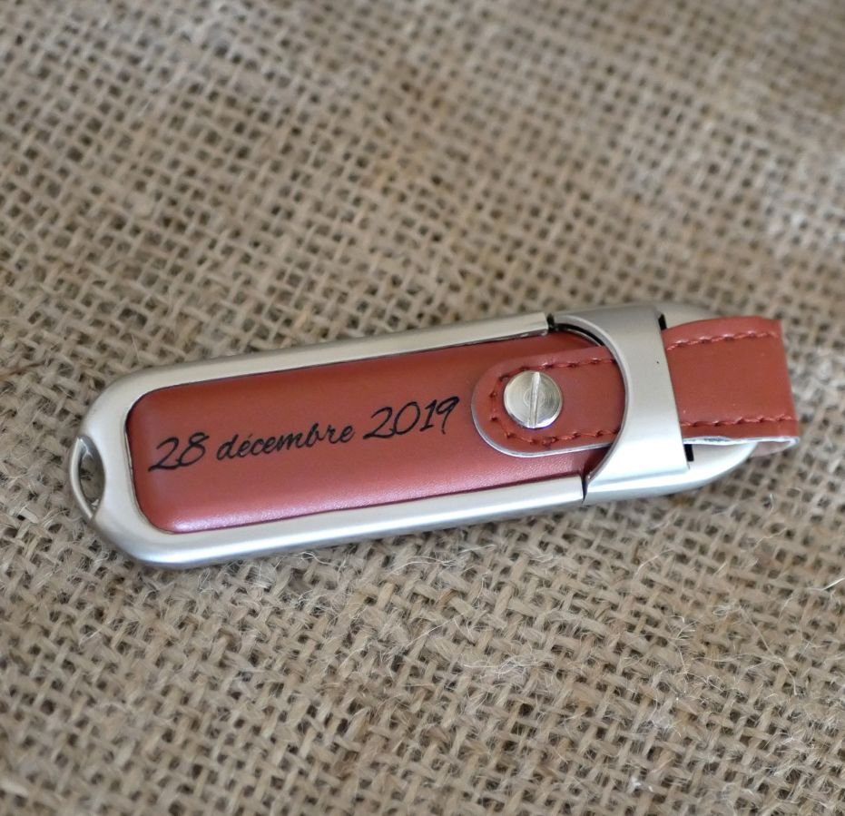 32 Gb USB-nyckel i brunt läderfodral för personlig anpassning