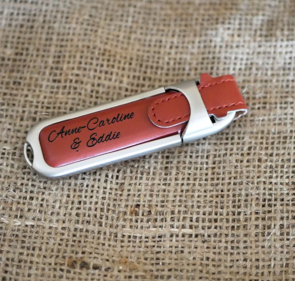 32 Gb USB-nyckel i brunt läderfodral för personlig anpassning