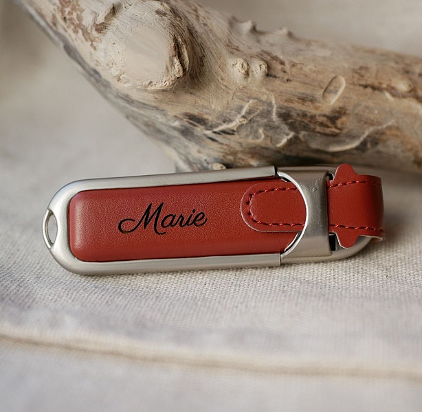 32 Gb USB-nyckel i brunt l&auml;derfodral f&ouml;r personlig anpassning