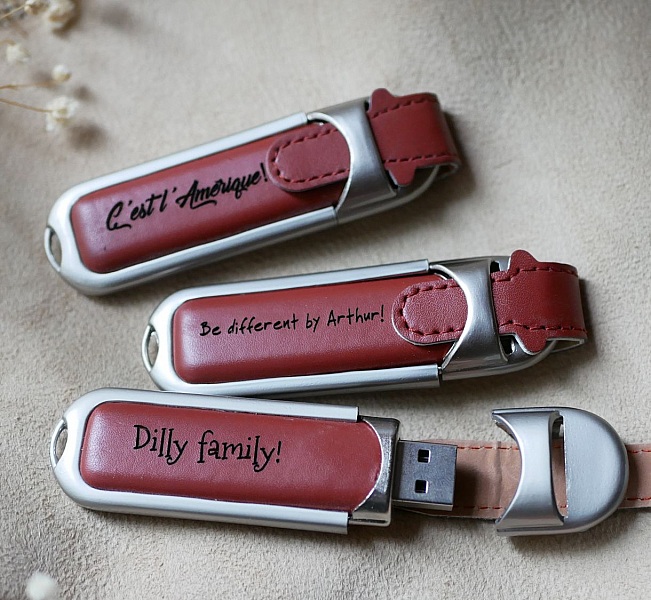 32 Gb USB-nyckel i brunt l&auml;derfodral f&ouml;r personlig anpassning