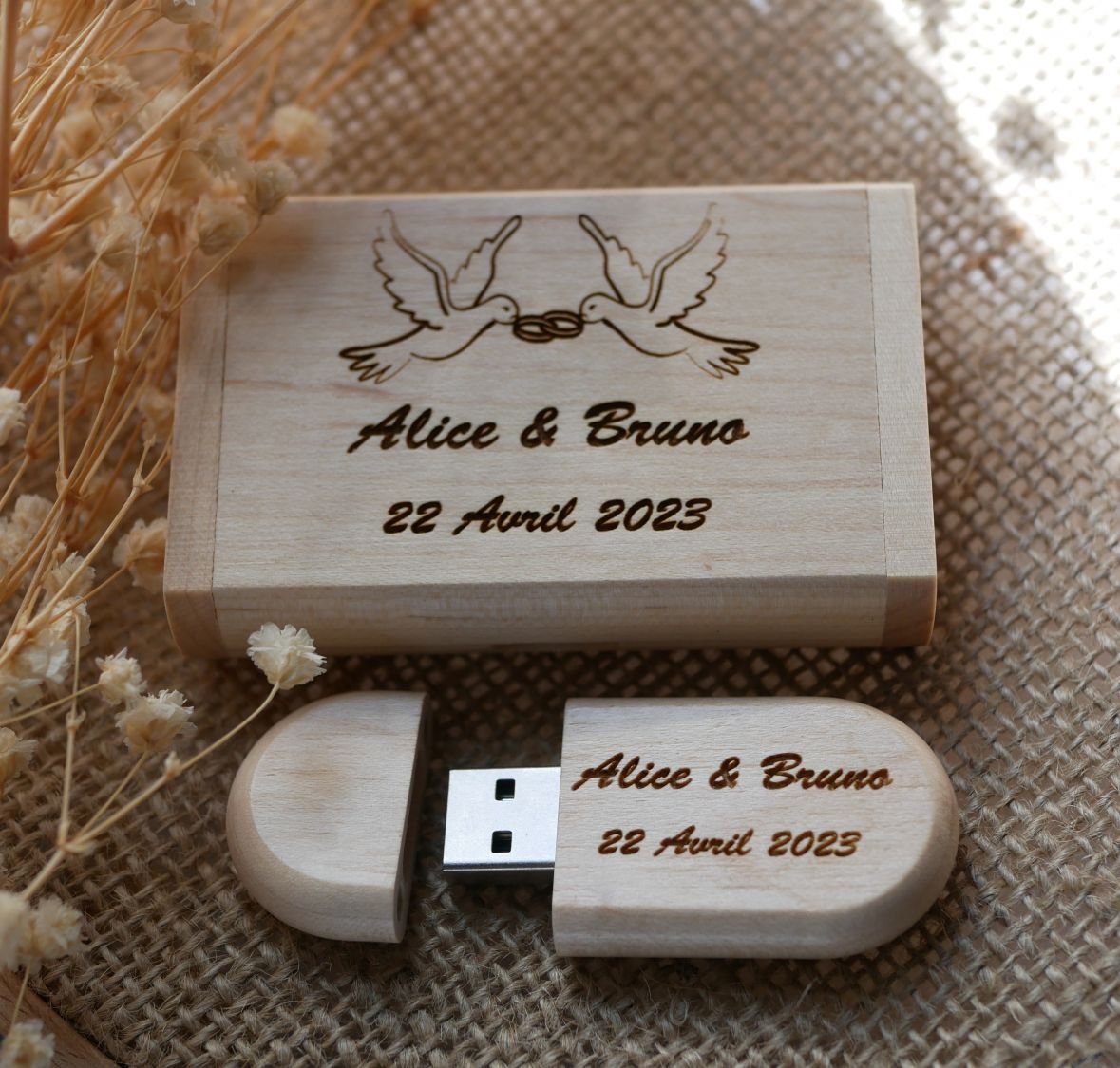 64 GB 3.0 USB-flashenhet i ett anpassat fodral av lönnträ i ljust lönnträ