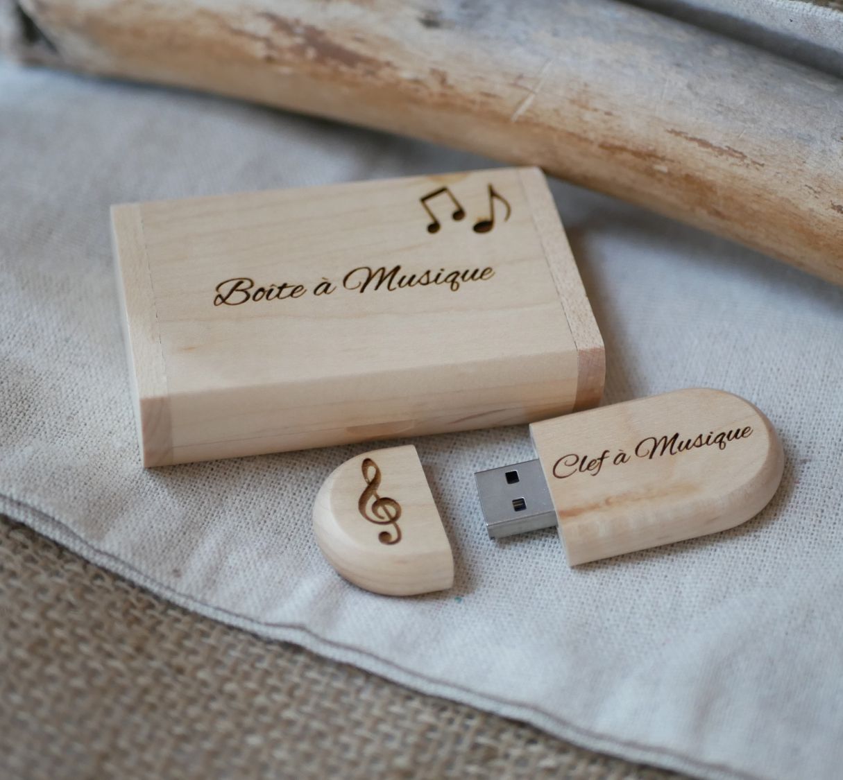 64 GB 3.0 USB-flashenhet i ett anpassat fodral av lönnträ i ljust lönnträ