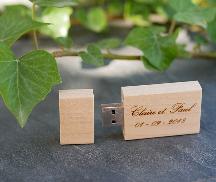 Clé USB en bois rectangulaire personnalisée par gravure.
