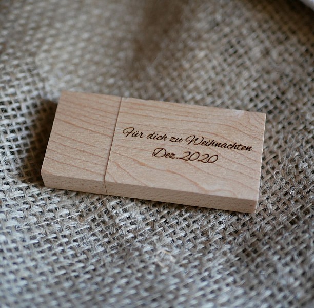 Clé USB rectangulaire en bois personnalisée par gravure laser.