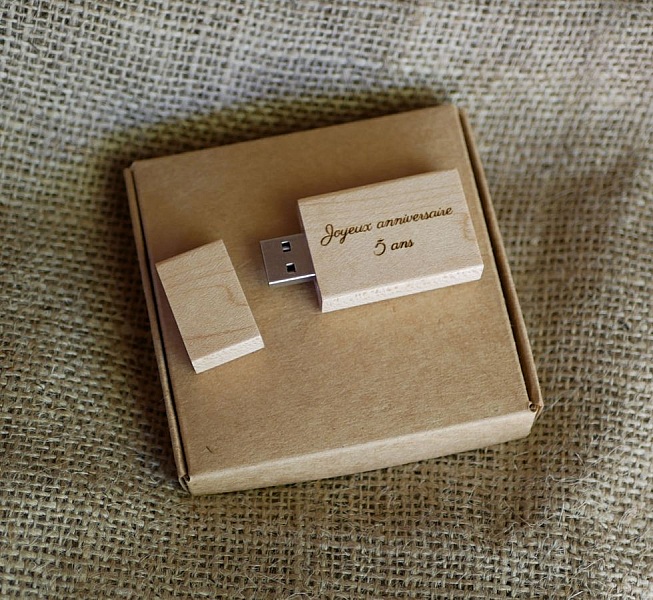 Clé USB en bois personnalisée avec gravure sur coffret cadeau.