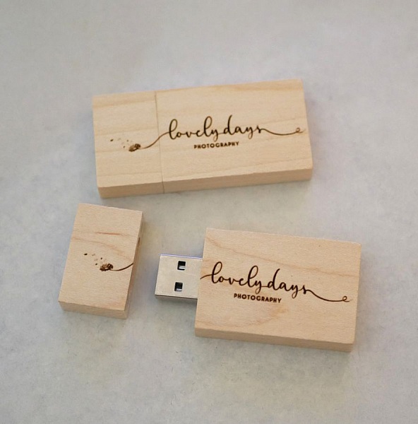 Clé USB en bois rectangulaire personnalisée par gravure laser.