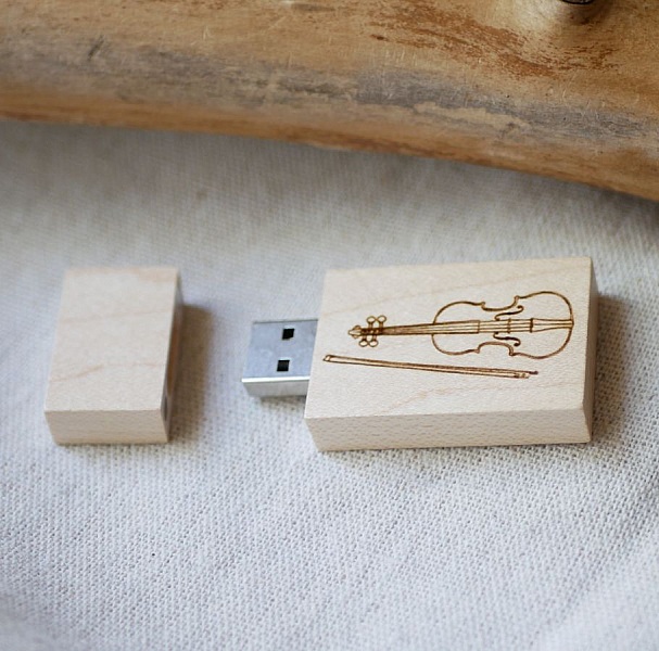Clé USB en bois 32 Go gravée avec un violon.
