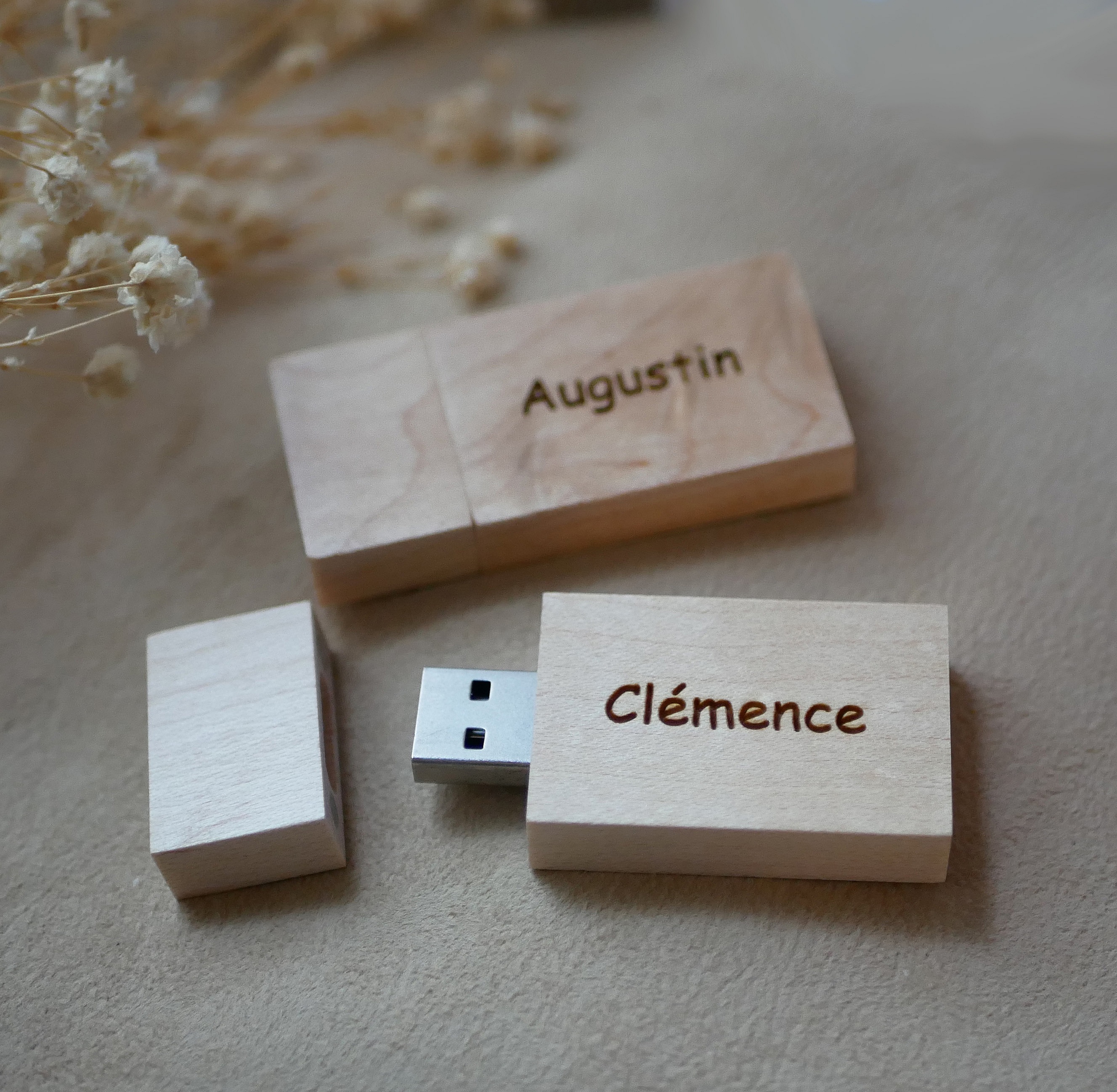 Clés USB rectangulaires en bois personnalisées par gravure.