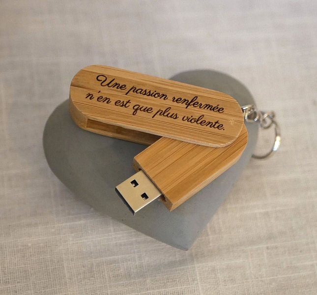 32 GB Bamboo USB-nyckelring som kan graveras och personaliseras