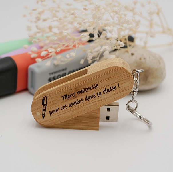 32 GB Bamboo USB-nyckelring som kan graveras och personaliseras