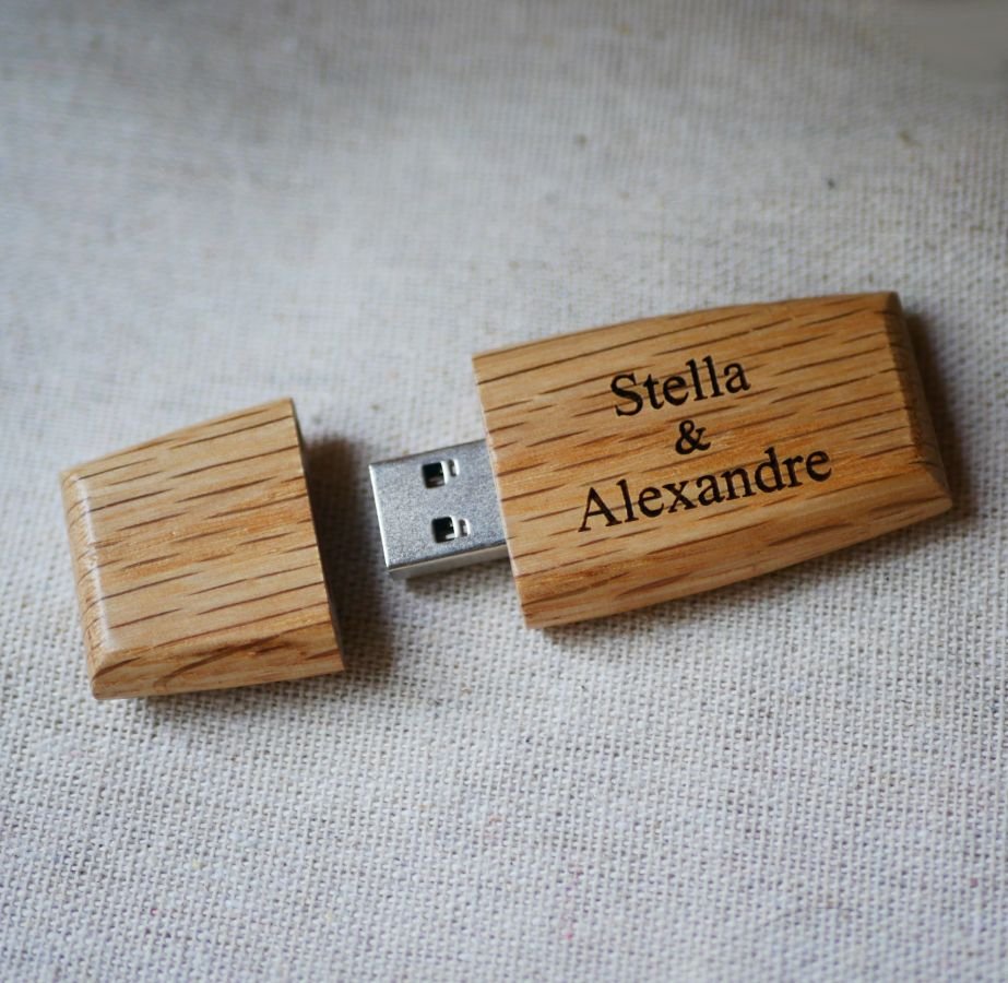 USB-nyckel i trä som kan personaliseras genom gravering