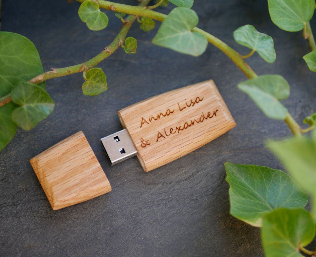 USB-nyckel i trä som kan personaliseras genom gravering