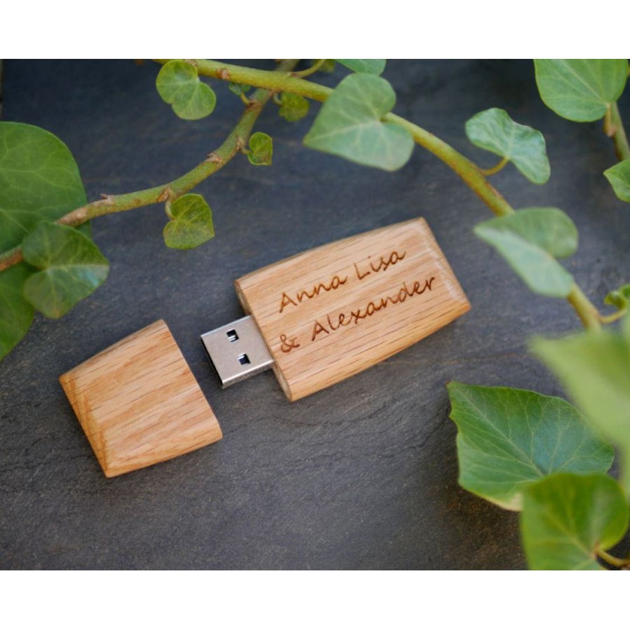 USB-nyckel i trä som kan personaliseras genom gravering