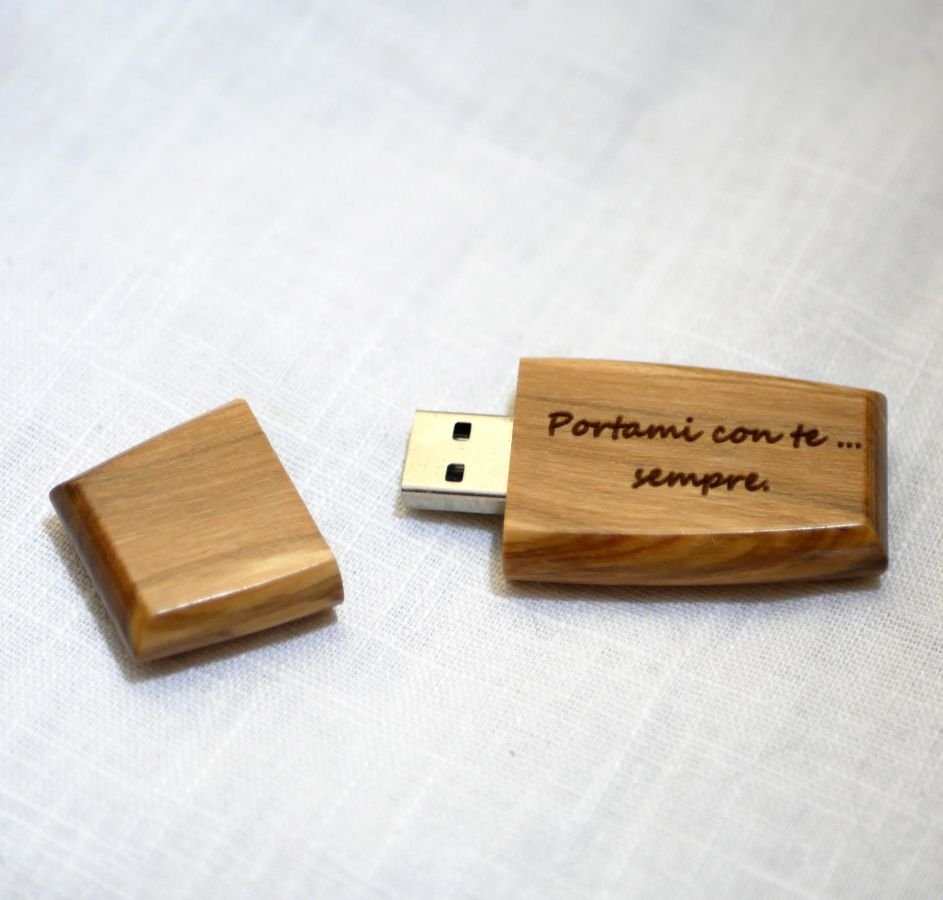USB-nyckel i trä som kan personaliseras genom gravering