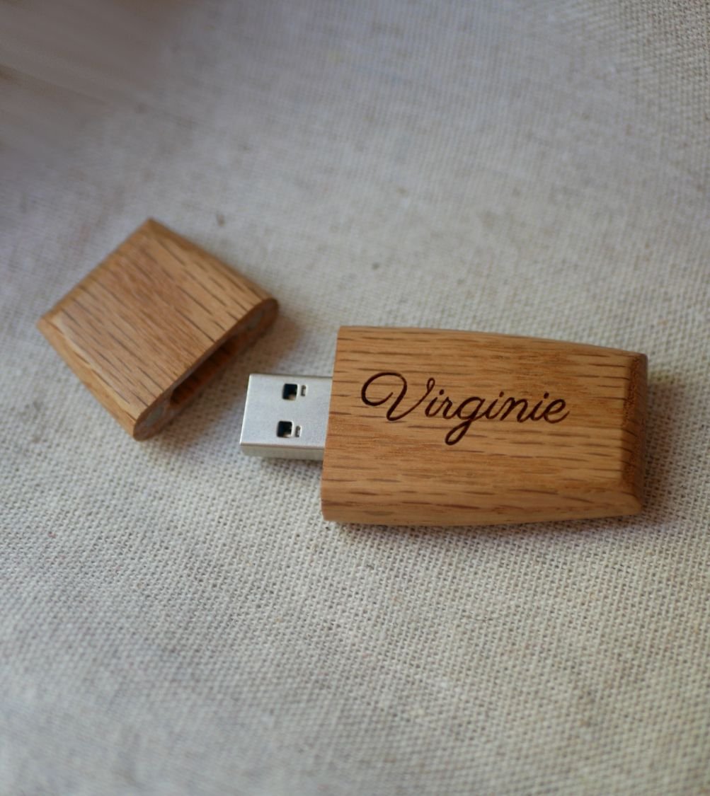 USB-nyckel i trä som kan personaliseras genom gravering