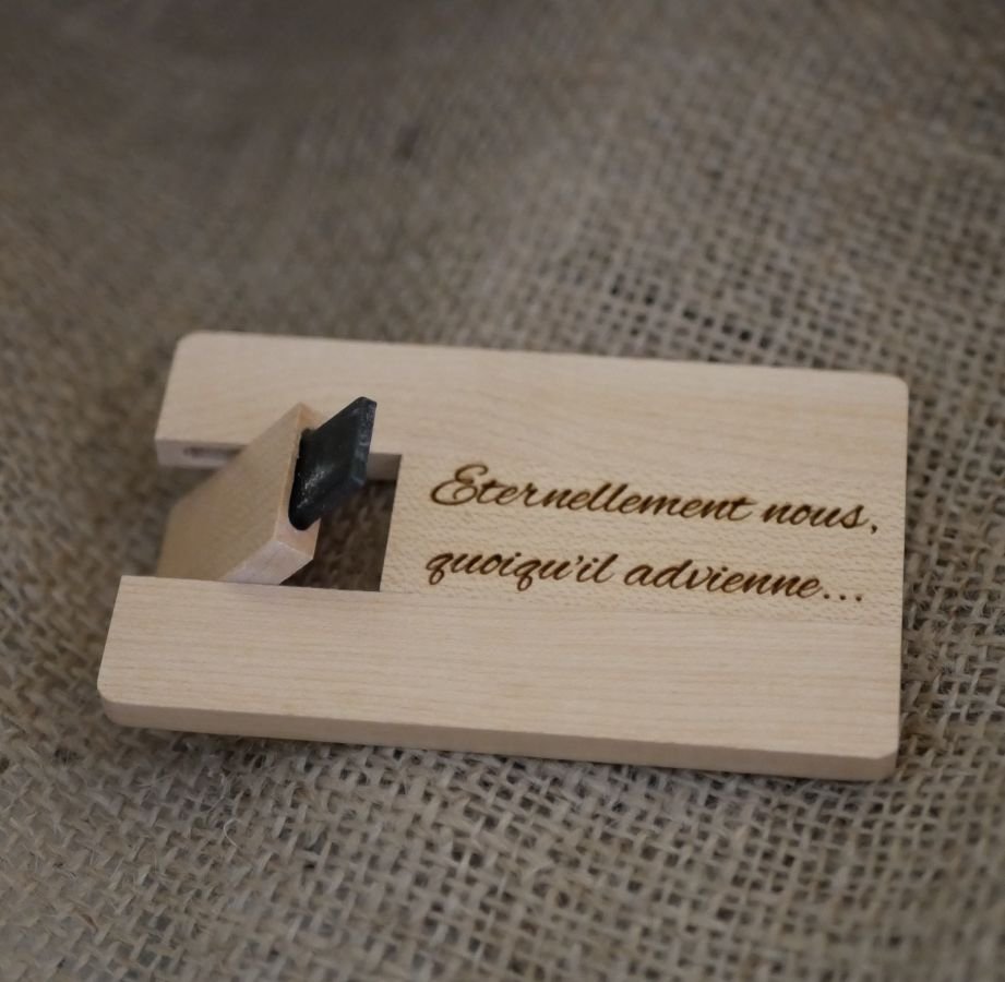 USB-nyckel med graverat kort i lönnträ för personlig anpassning