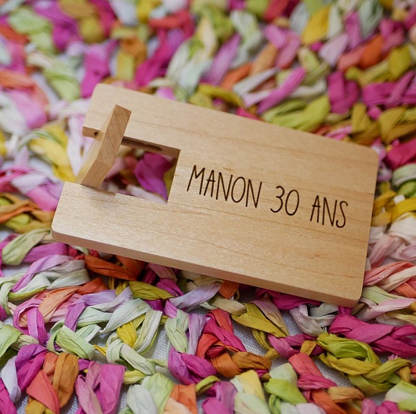 USB-nyckel med graverat kort i l&ouml;nntr&auml; f&ouml;r personlig anpassning