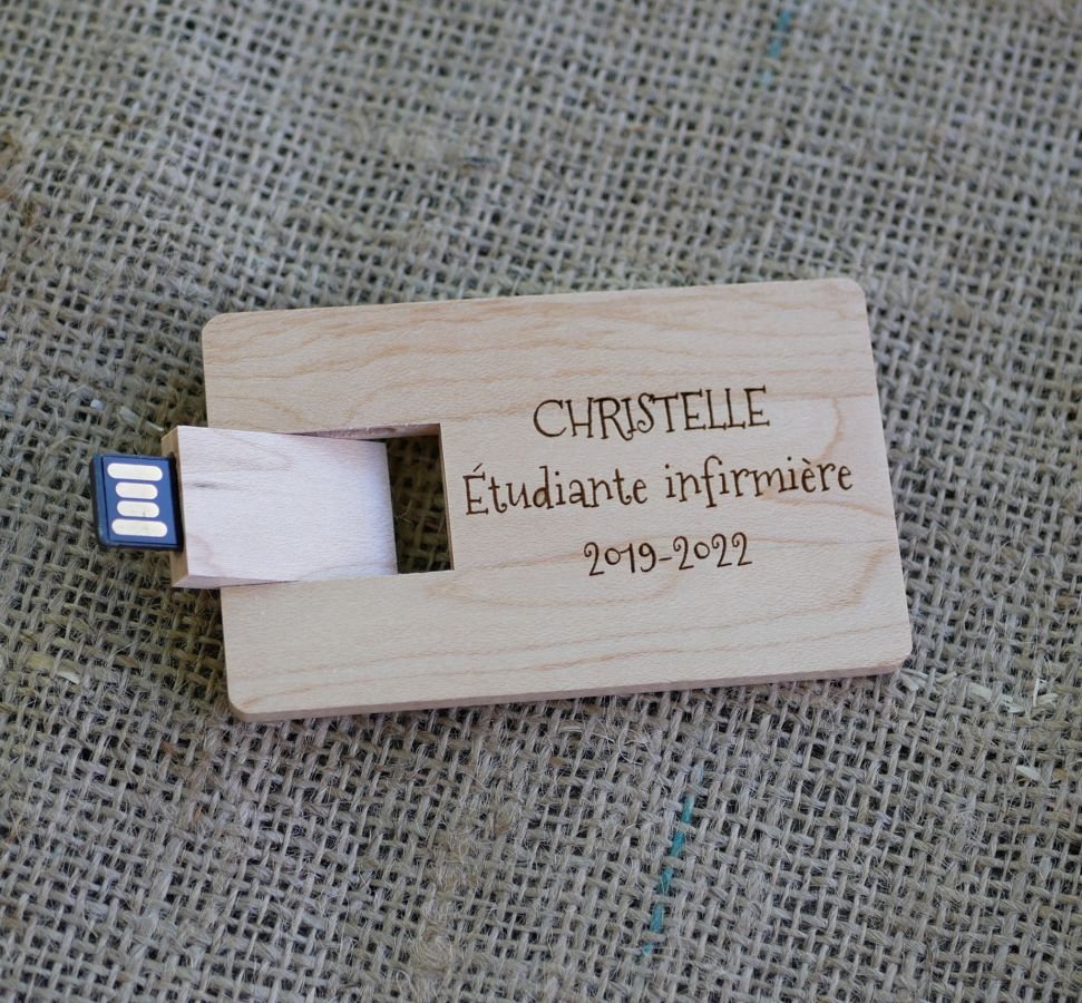 USB-nyckel med graverat kort i lönnträ för personlig anpassning