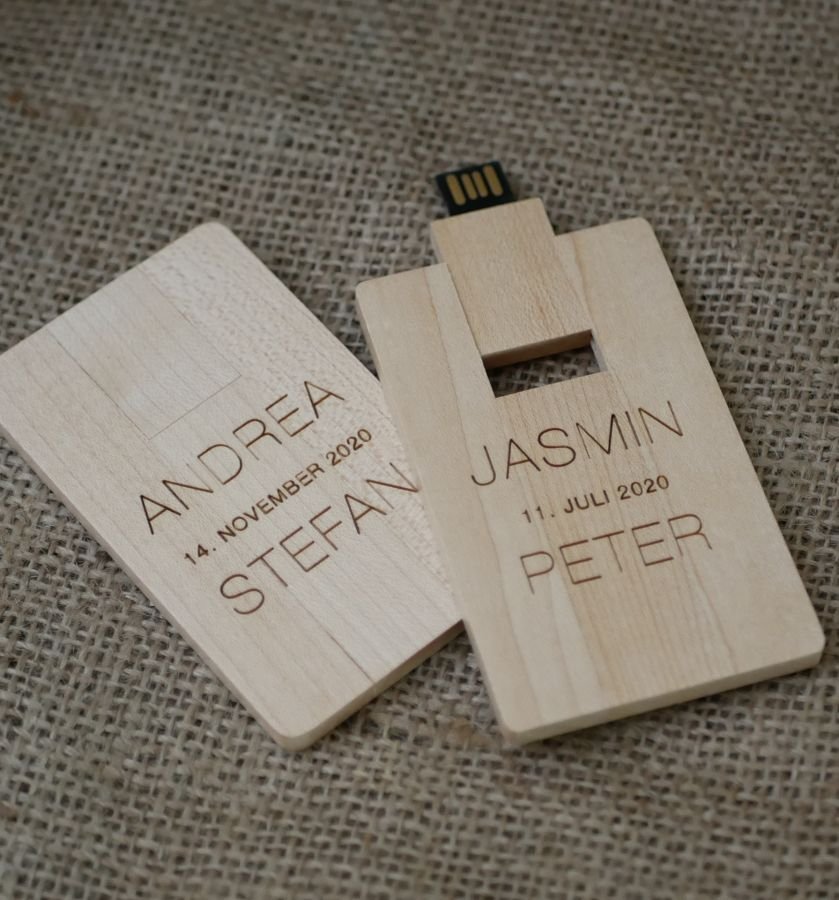 USB-nyckel med graverat kort i lönnträ för personlig anpassning