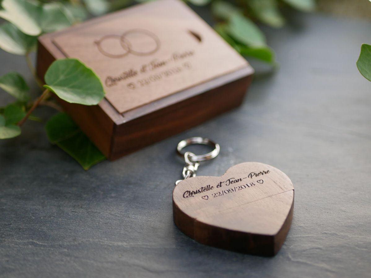32 GB Heart USB-minne i en låda i mörkt trä