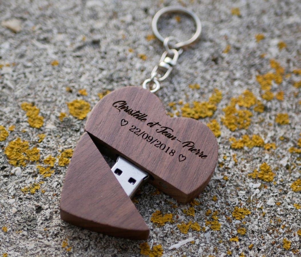 32 GB Heart USB-minne i en låda i mörkt trä