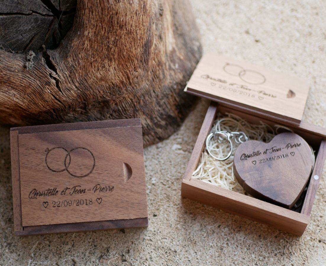 32 GB Heart USB-minne i en låda i mörkt trä