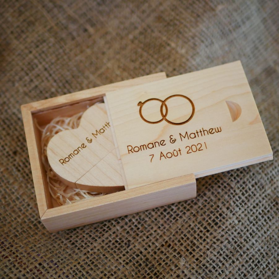 32 GB Heart USB-flashenhet i en ljus trälåda