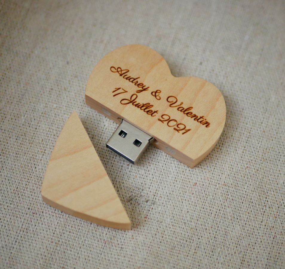 32 GB Heart USB-flashenhet i en ljus trälåda